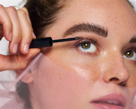 Nő szemöldökét formázza