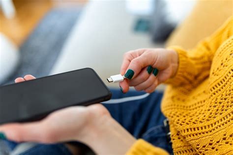 illusztráció az iPhone töltéséről és csatlakozókról