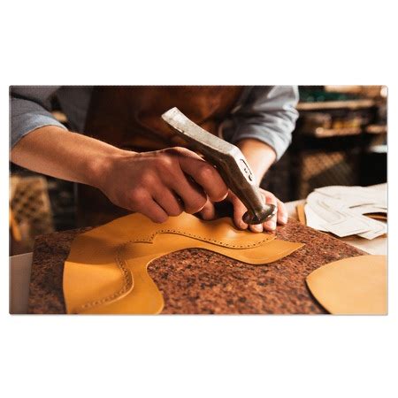 Kézműves szűcs mester dolgozik