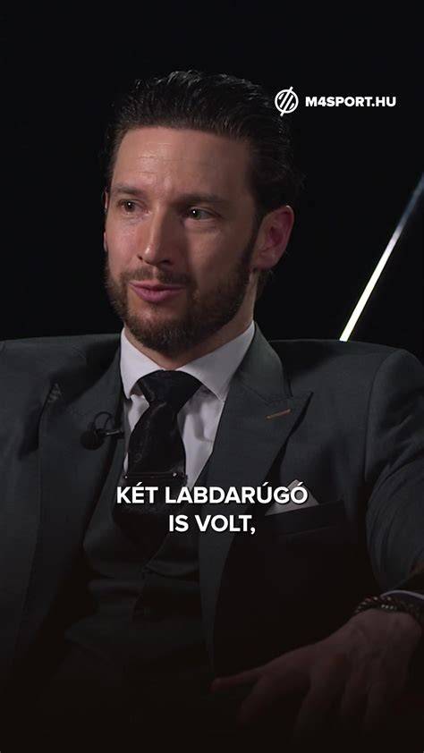 szakemberrel konzultáló vendég látványtervvel
