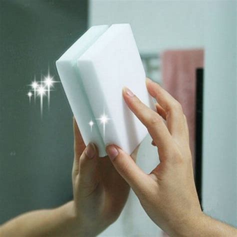 Kép, amely bemutatja a melamin szivacs finom szerkezetét és a kétféle felületét.