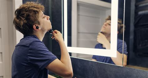 kislány borotválkozik