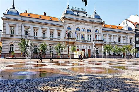 Szolnok városháza és a Tiszai hajós