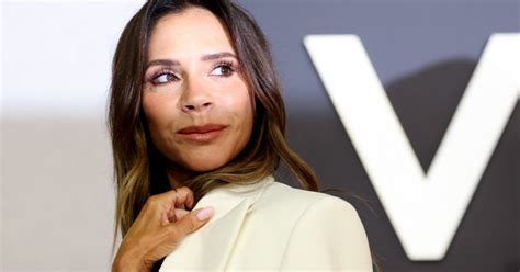 Victoria Beckham otthoni hajvágás közben