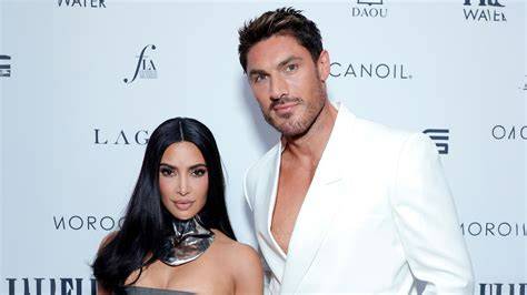 Ciara vagy Kim Kardashian stílusában megjelenő, tükörsima lófarok és különböző variációk a divathordozók között