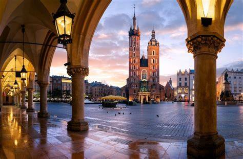 Krakkó főterének panorámája a Posztócsarnokkal