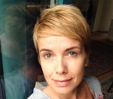 Nő rövid hajjal, magabiztos kisugárzással