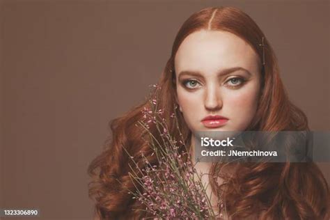 Egy nő gyönyörű, fényes, többdimenziós barna hajjal