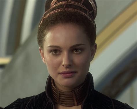 Padmé Amidala királynői ruhában
