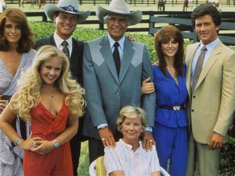 Dallas szereplői epilózushoz illusztráló családi portrék és helyszínek - Southfork, Dallas belső tereinek hangulata