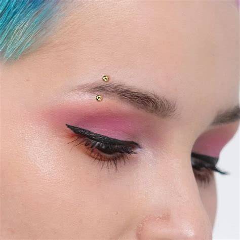 Szemöldök piercing típusok ábrázolása