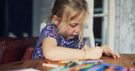 gyerekek színeznek zsírkrétával