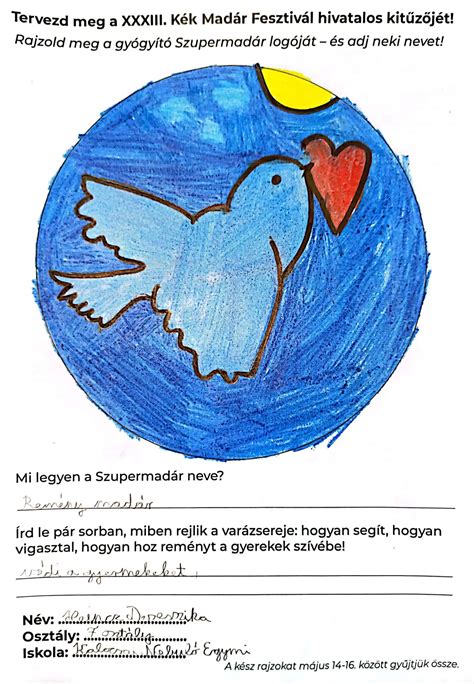 gyerekek rajzokat mutatnak szüleiknek