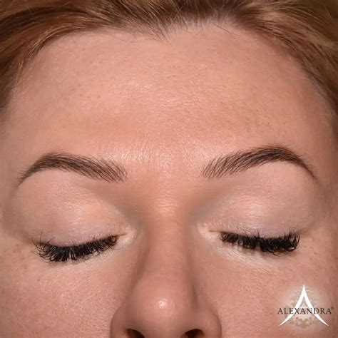 Szalonban történő szemöldöktetoválás folyamata