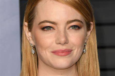 Infografika: a híres Emma Stone parókák története
