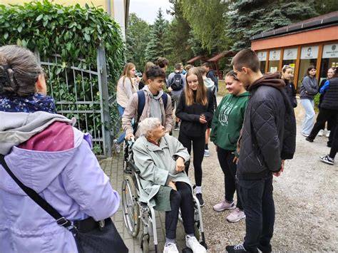 Közösségi szolgálat: családok, fiatalok és idősek együtt