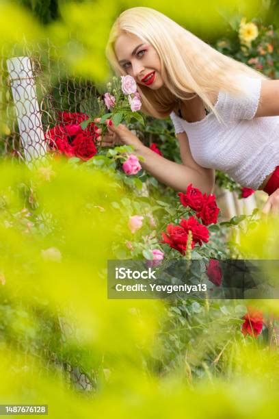 Nő ezüstszőke hajjal és semleges bőr tónussal