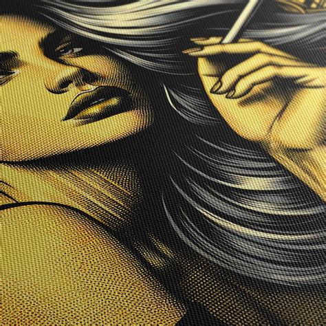 Nő arcának közelképe ezüstszőke hajjal