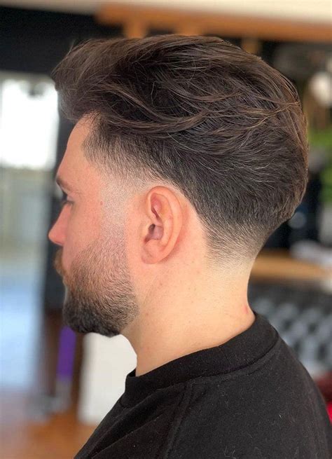 Férfi frizura side part és taper fade átmenettel