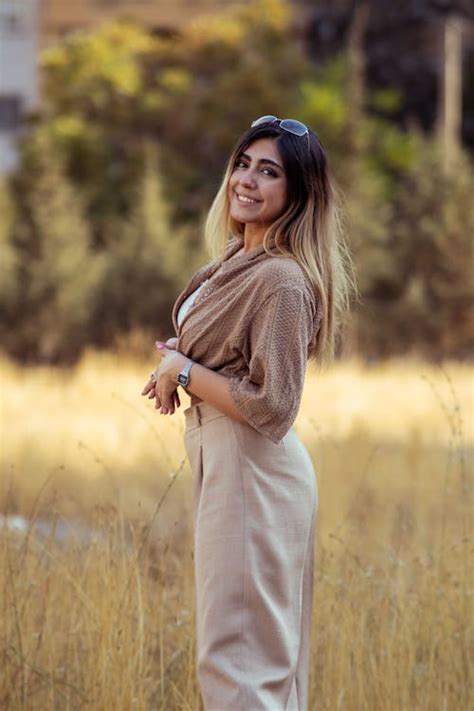 Nő ünneplő ruhában, elegáns frizurával