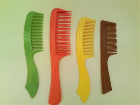 Különböző hajkefék és fésűk