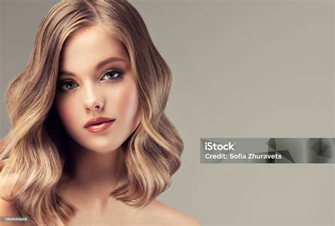 nő hullámos bubifrizurával