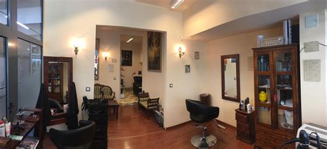 Fodrász hajszárítót használ diffúzorral