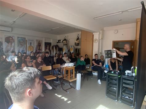 A hajfestés folyamatát bemutató illusztráció