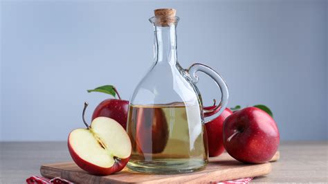 Illusztráció különféle házi alapanyagokról, mint almaecet, méz, teafaolaj