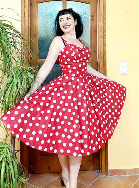 rockabilly női outfit pöttyös ruhában és tupírozott frizurával