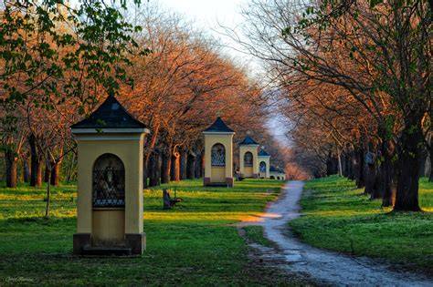 festői kastélypark naplementében