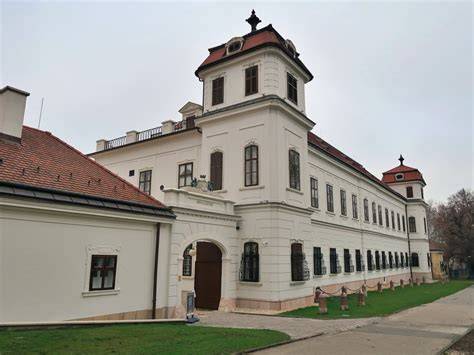 tatabányai Esterházy-kastély látképe