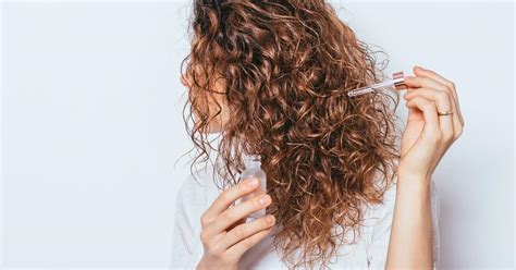 Göndör haj fésülése ritka fogú fésűvel