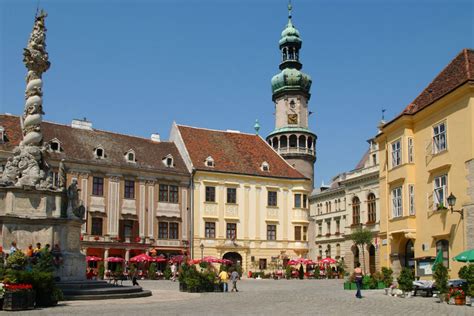 Sopron belvárosának fodrászatokkal teli utcája