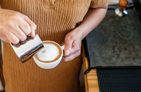 Kész cappuccino vizuális útmutató: eszpresszó, gőzölt tej és tejhab