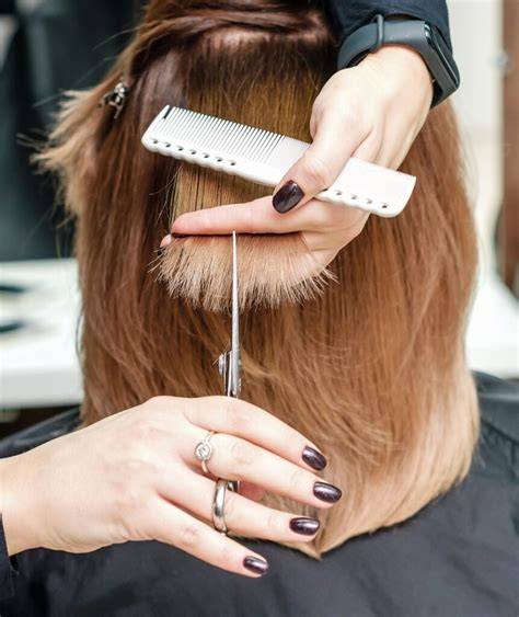 ollóval végzett hair dusting hajvágás