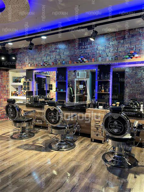 Időutazást idéző tradicionális barber shop enteriőr térkép
