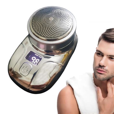 Egy férfi borotválkozik otthon elektromos borotvával