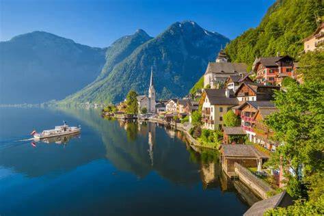 Hallstatt tavai és faházak látképe a Szezonális utazásokhoz