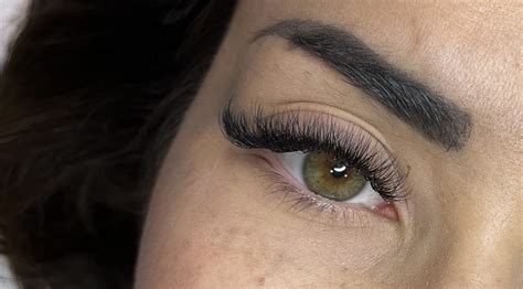 Színválaszték és kristályokkal díszített 3D műszempillák