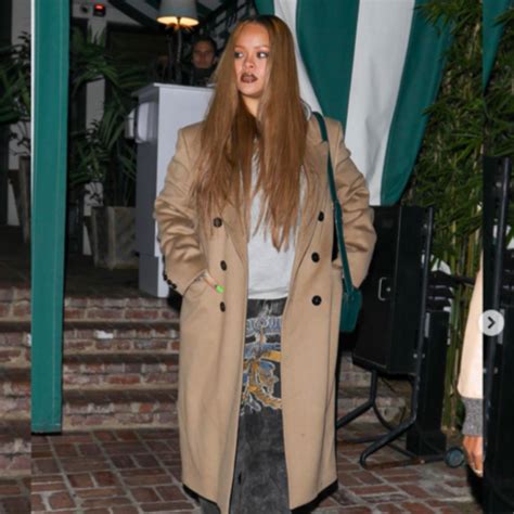 Rihanna mézszőke hajjal