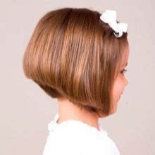 Lány festi a haját otthon