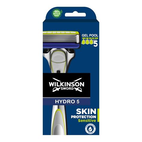Közeli kép Wilkinson Sword borotva pengéiről, hidratáló csíkkal