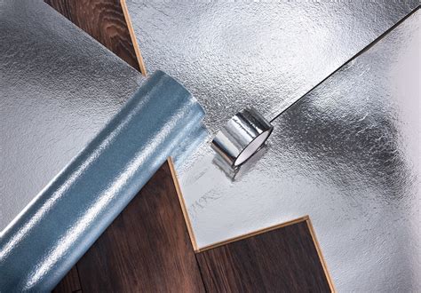 Laminált padló alátét fólia és párazáró fólia elhelyezése