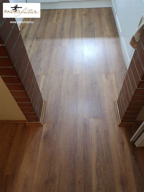 Laminált padló lerakásának iránya az ablakhoz képest