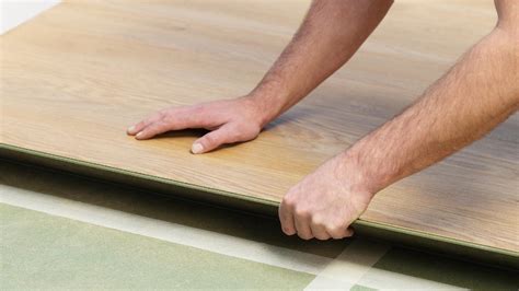 Laminált padló lapok illesztése klikkrendszerrel