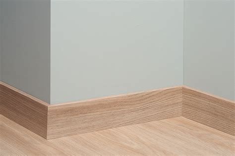 Szegélylécek felszerelése a fal mentén