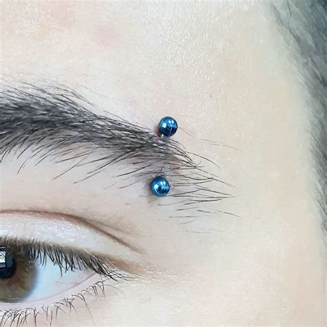 Különböző szemöldök piercing típusok