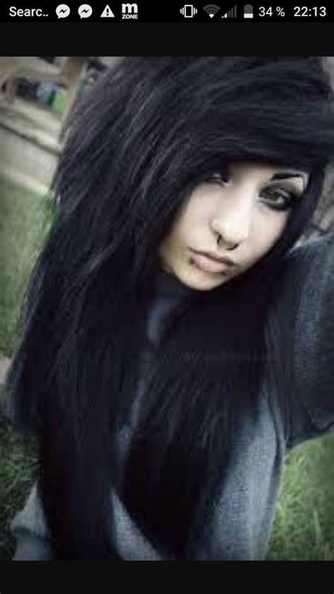 emo frizura részletei és formázási technikák