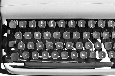 i04_History_of_typewriters_QWERTY_layout_diagram